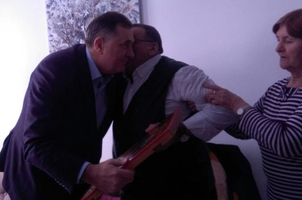 Икона као поклон: Додик посетио породицу ратног војног инвалида Маринка Бјелице